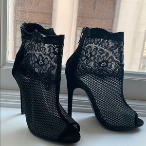 BRAND NEW, NEVER WORN LACE HEELS